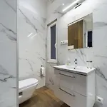 Cosy Gray Apartment In Heart Of City
