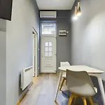 Cosy Gray Apartment In Heart Of City